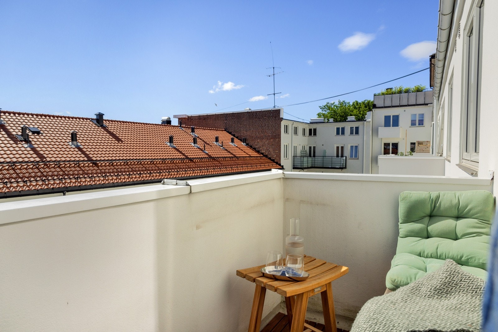 Fordelaktig beliggenhet i byggets 2. etasje, skjermet for innsyn og med mye utsyn Galleribilde