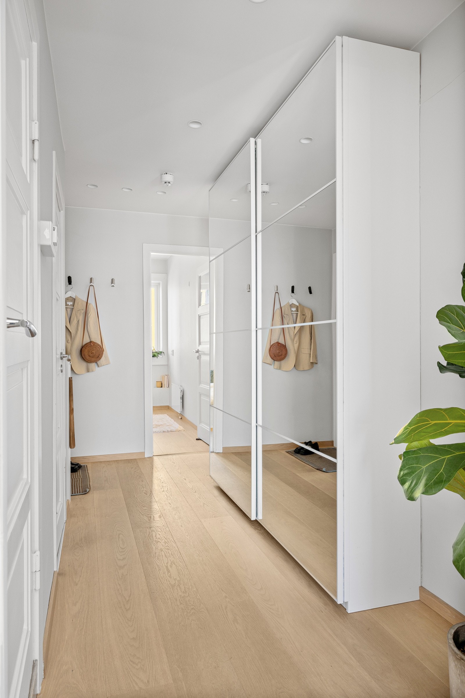 Godt med oppbevaringsplass i hele leiligheten, samt i tre boder Galleribilde