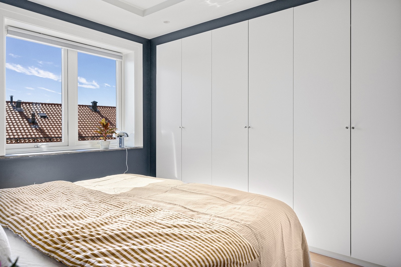 God plass i plassbygget garderobeskap. En lydisolerende vegg bak skapet sørger for en rolig atmosfære Galleribilde