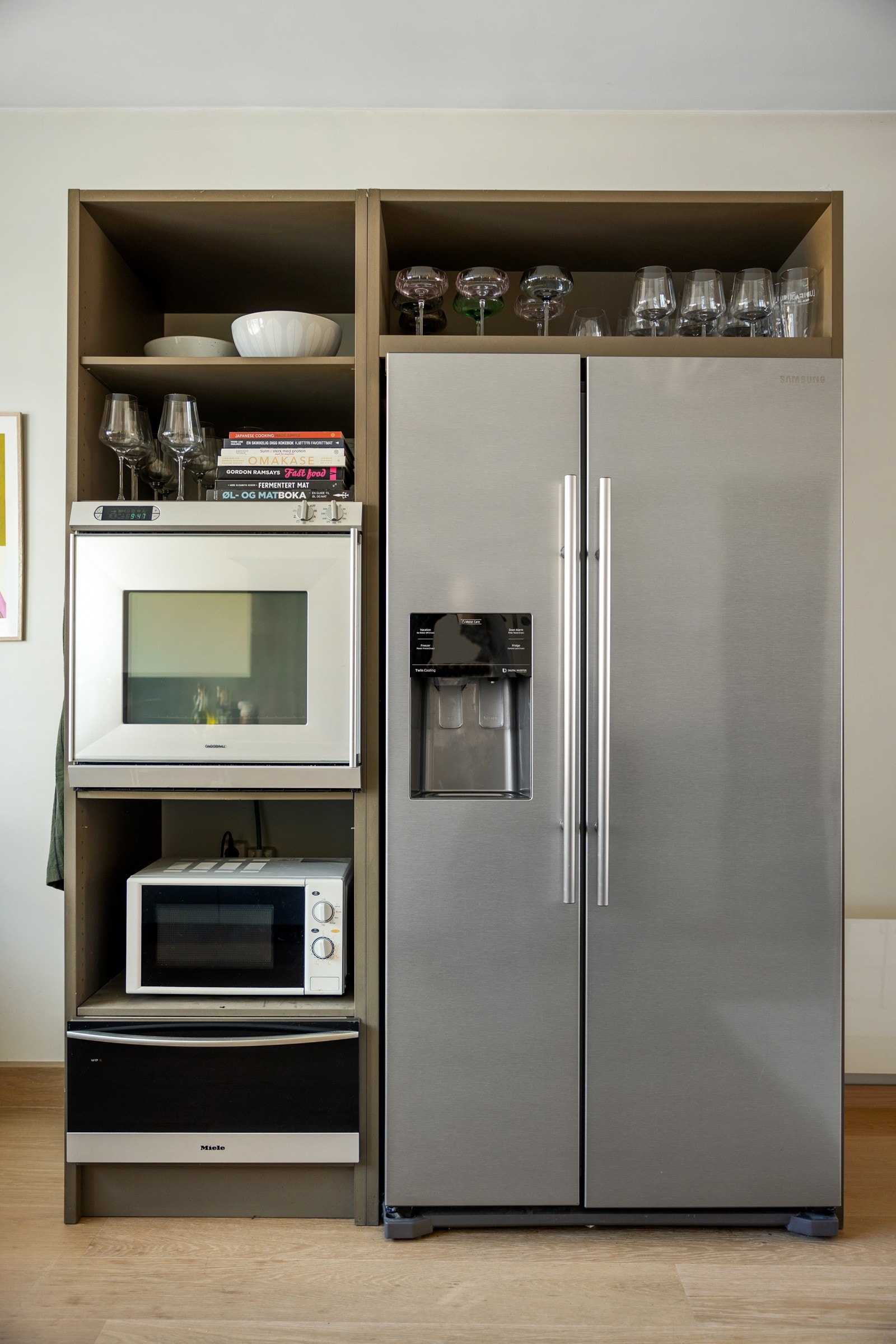 Videre er det oppvaskmaskin fra Bosch, varmeskuff fra Miele samt opplegg for side-by-side kjøleskap Galleribilde