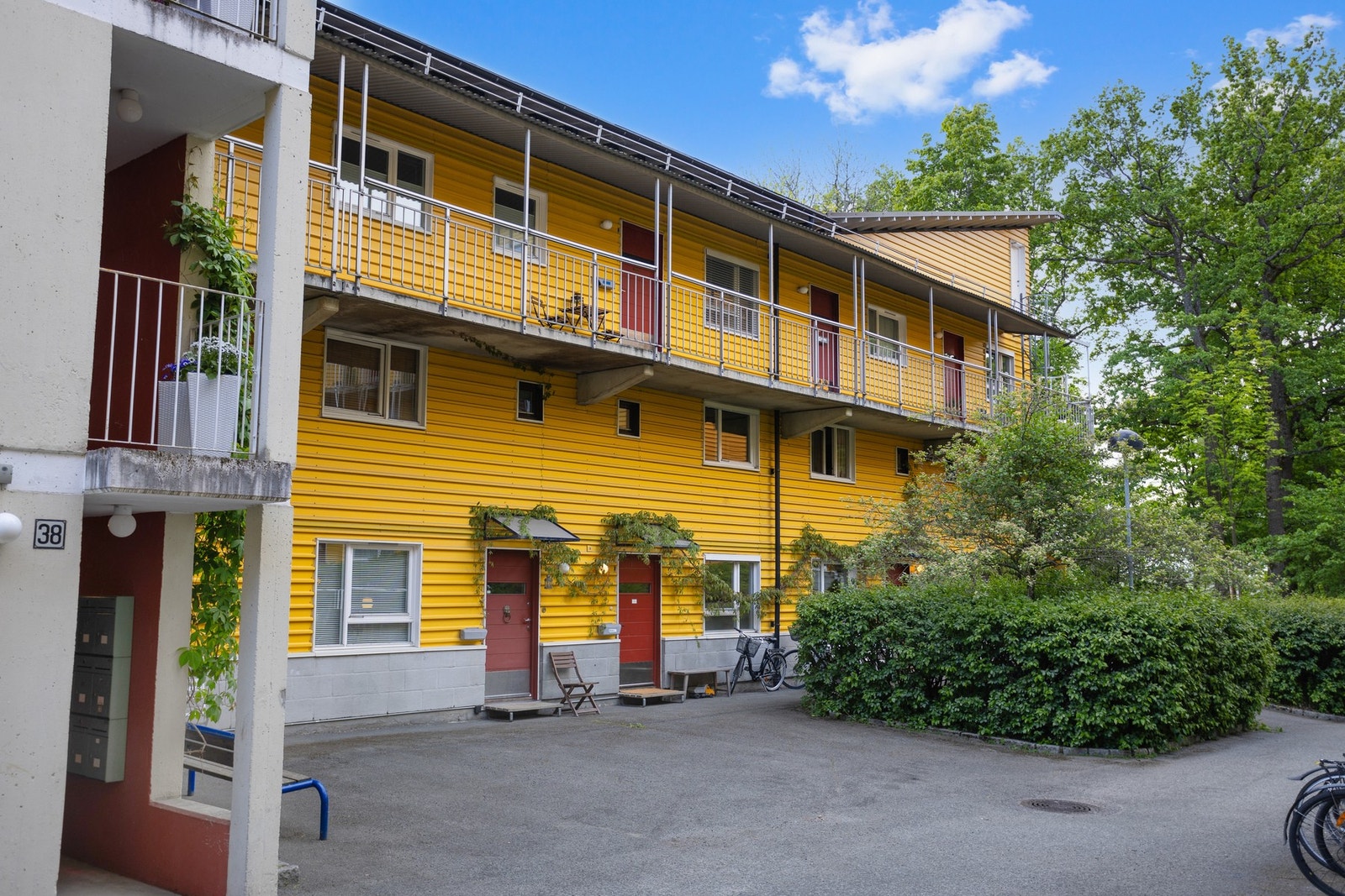 Leiligheten har beliggenhet i 1. etasje med egen inngang, noe som gir en følelse av å bo i rekkehus. Galleribilde