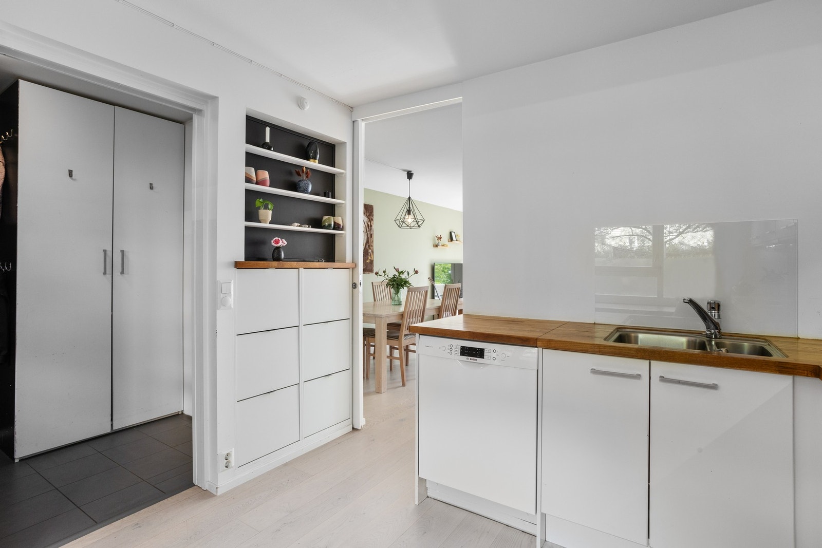 Leiligheten har en bra planløsning med kjøkken og stue i 1. etasje, og soverom og bad i 2. etasje. Galleribilde