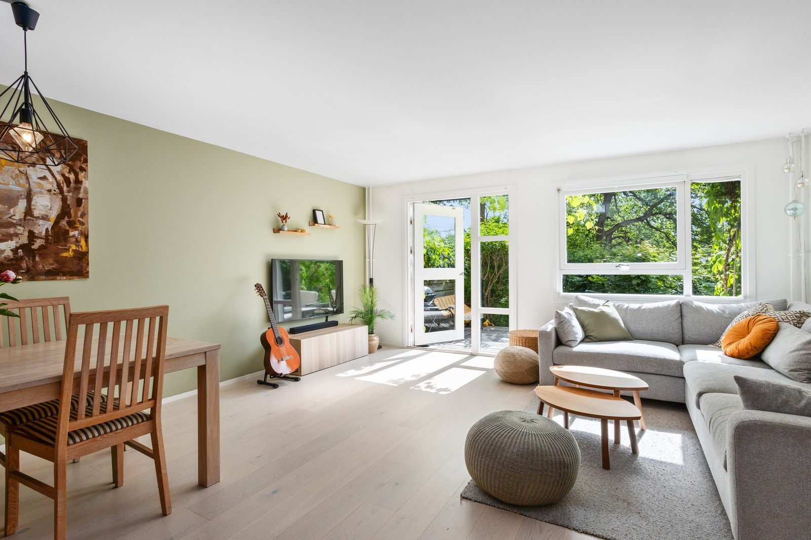 Romslig stue med plass til sofa og spisebord. Galleribilde