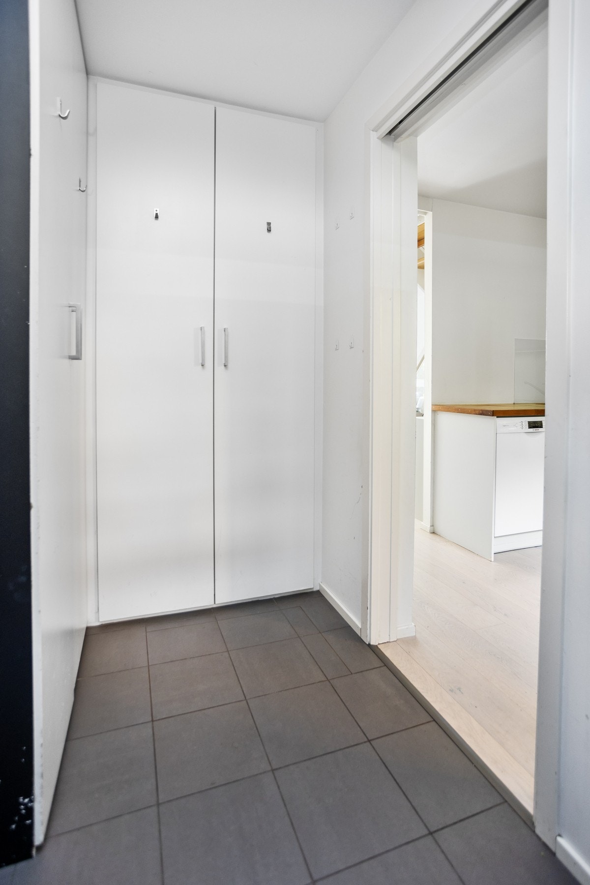 Gang med stor garderobe. Galleribilde