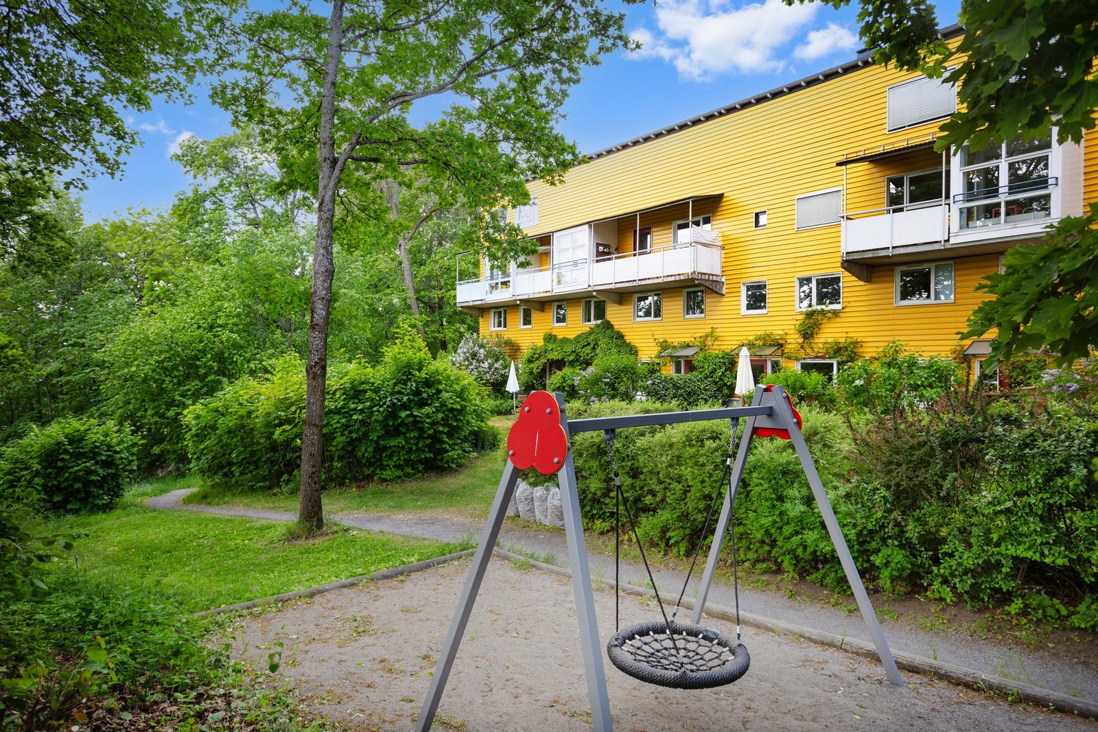 Lekeapparat på borettslagets grøntområde på baksiden av blokken. Galleribilde