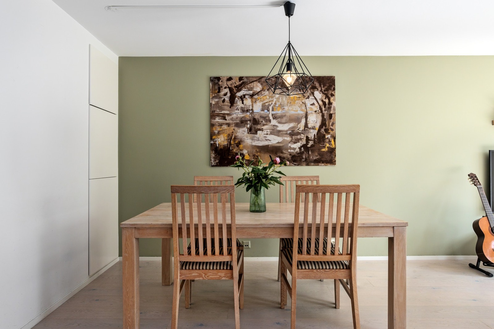 God plass til stort spisebord for familie og venner. Galleribilde