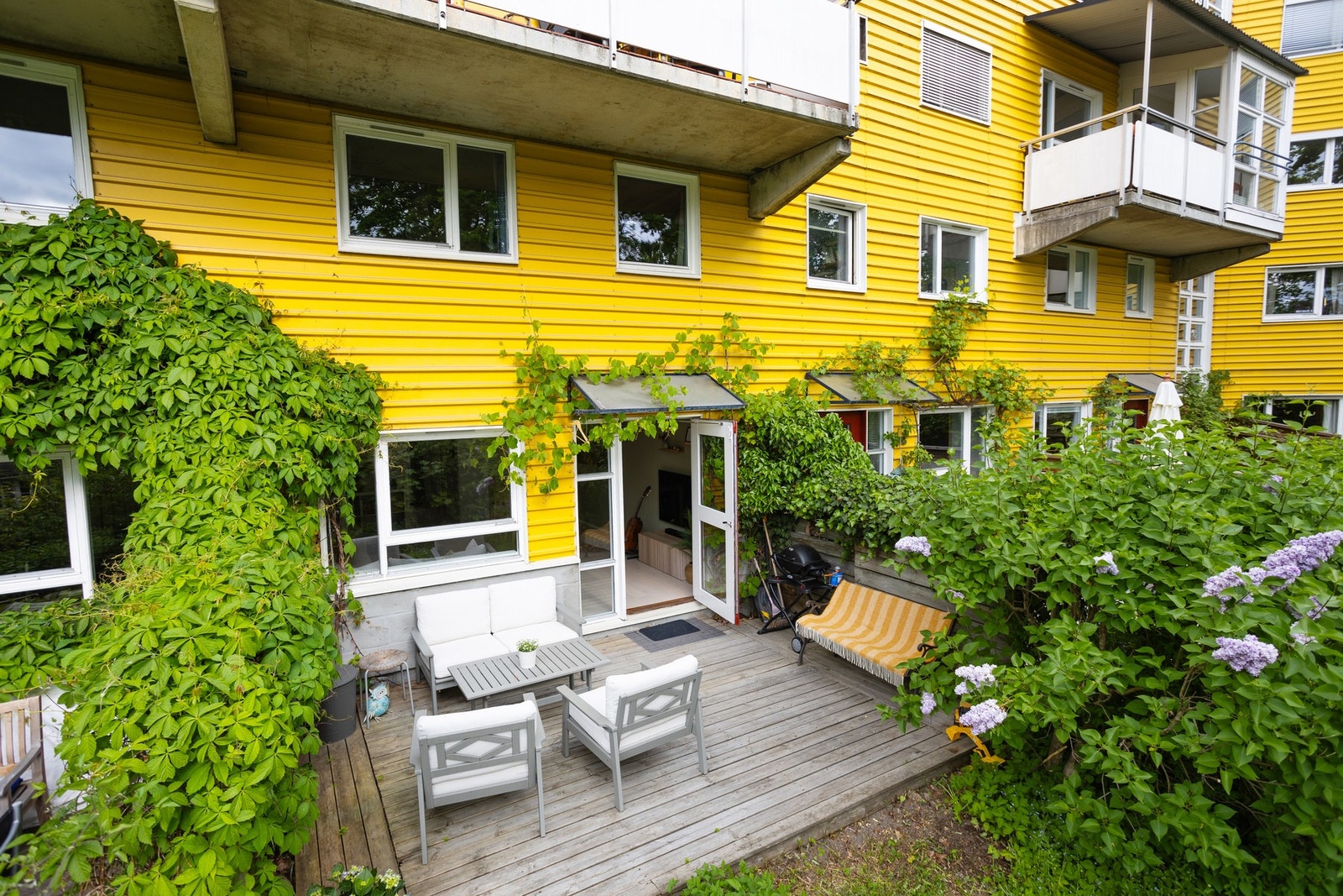 Det er kun et fåtall leiligheter i borettslaget med stor terrasse. Galleribilde