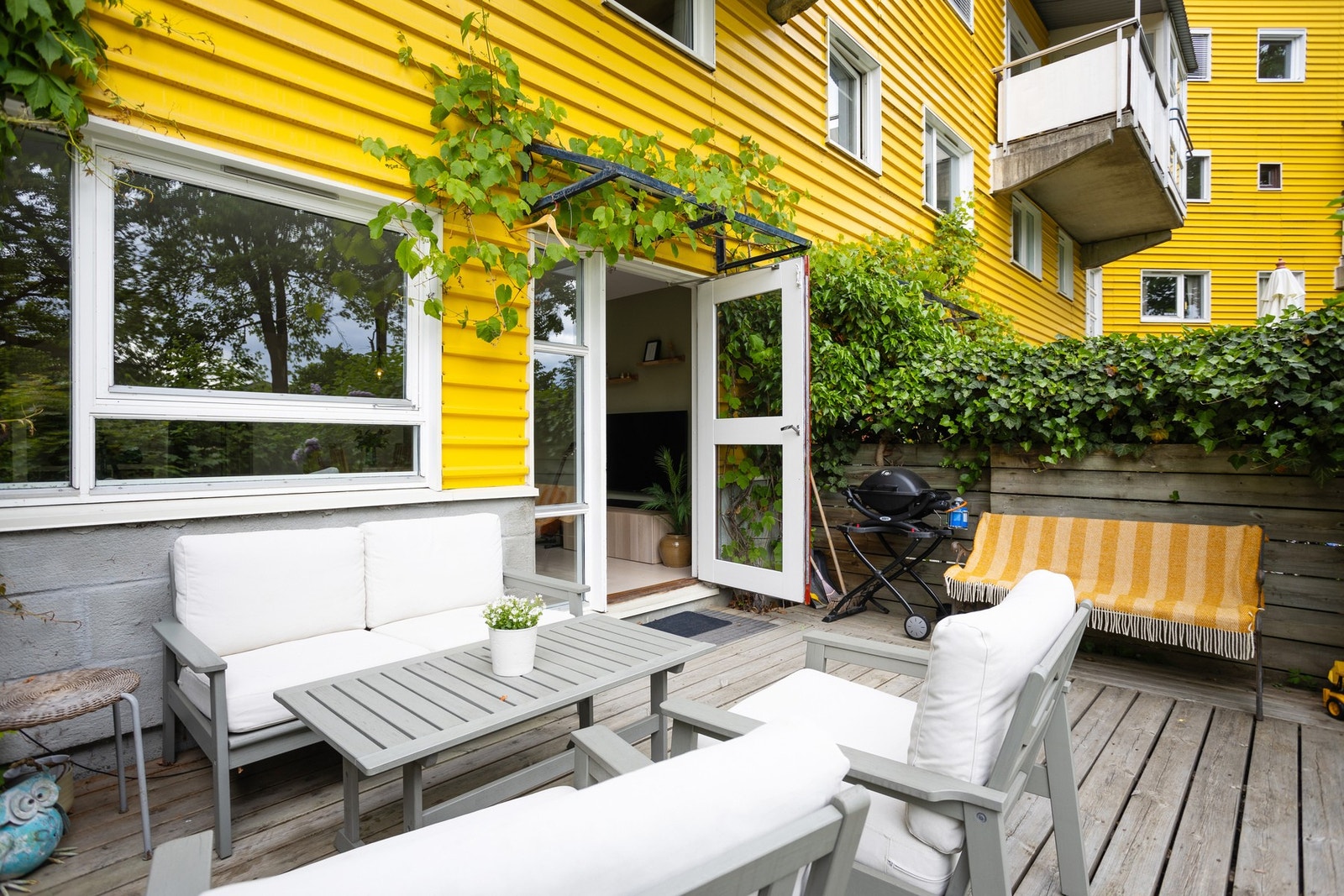 Leiligheten er spesielt attraktiv for barnefamilier og eldre med trappefri adkomst og stor terrasse med videre utgang til gressplen. Galleribilde
