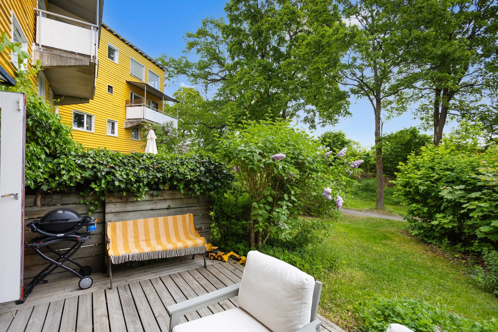 Det er direkte utgang til grøntområder fra terrassen. Galleribilde
