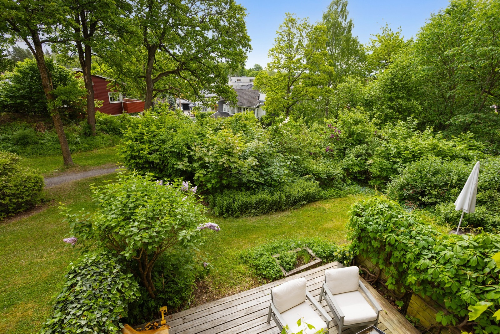 Hyggelig utsyn over terrassen og grøntområde fra barnerommene. Galleribilde
