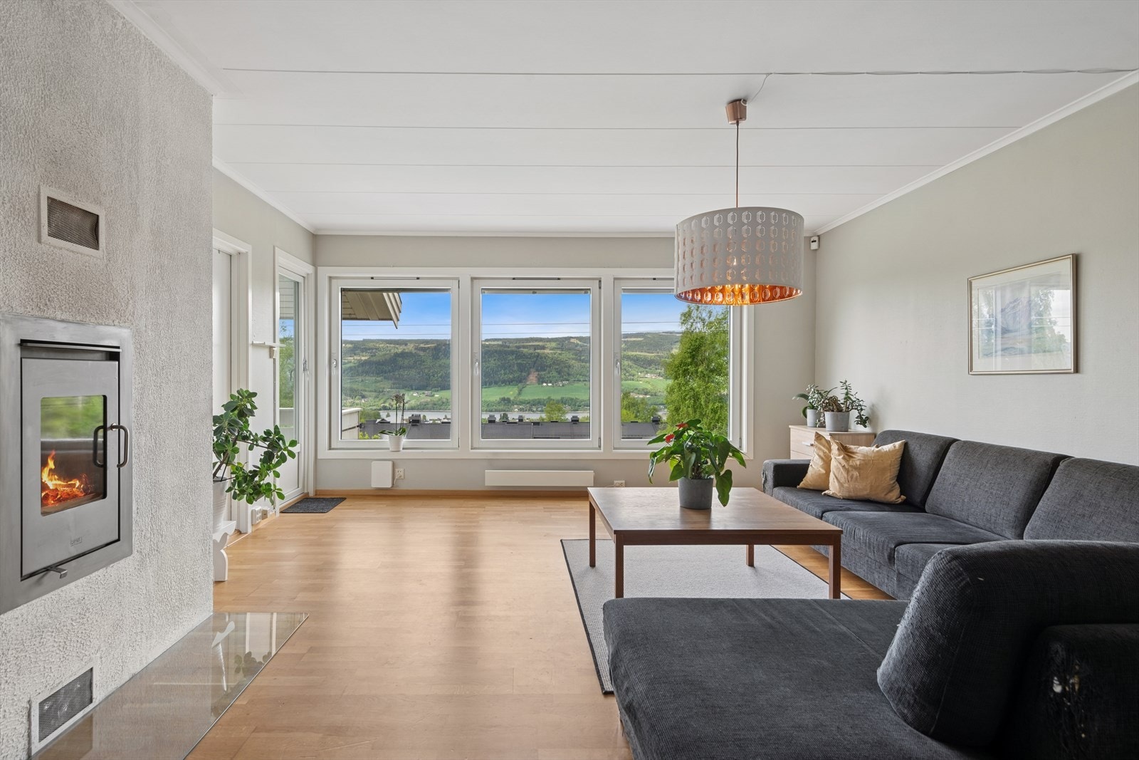 I boligens 1.etasje ligger den lyse og innbydende stuen. Rommet har store vinduer som slipper inn rikelig med dagslys, og man kan nyte flott utsikt mot Lågen og Mjøsa. Galleribilde