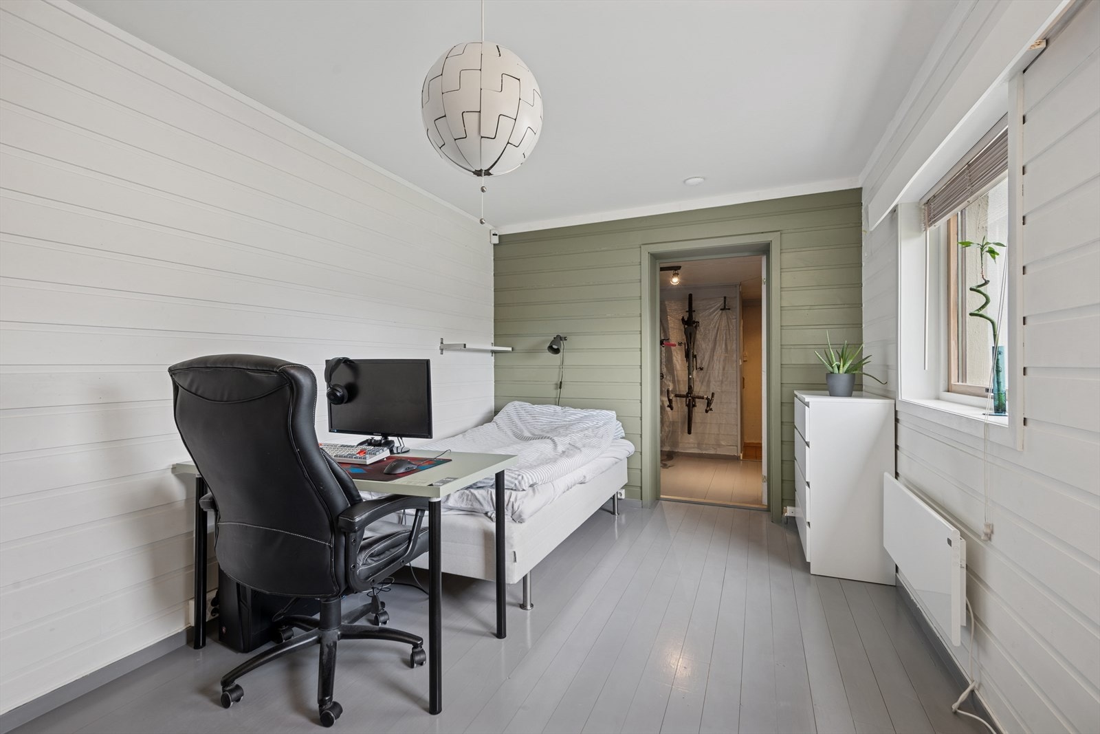 Soverom i underetasjen i påbygget del av boligen. Galleribilde