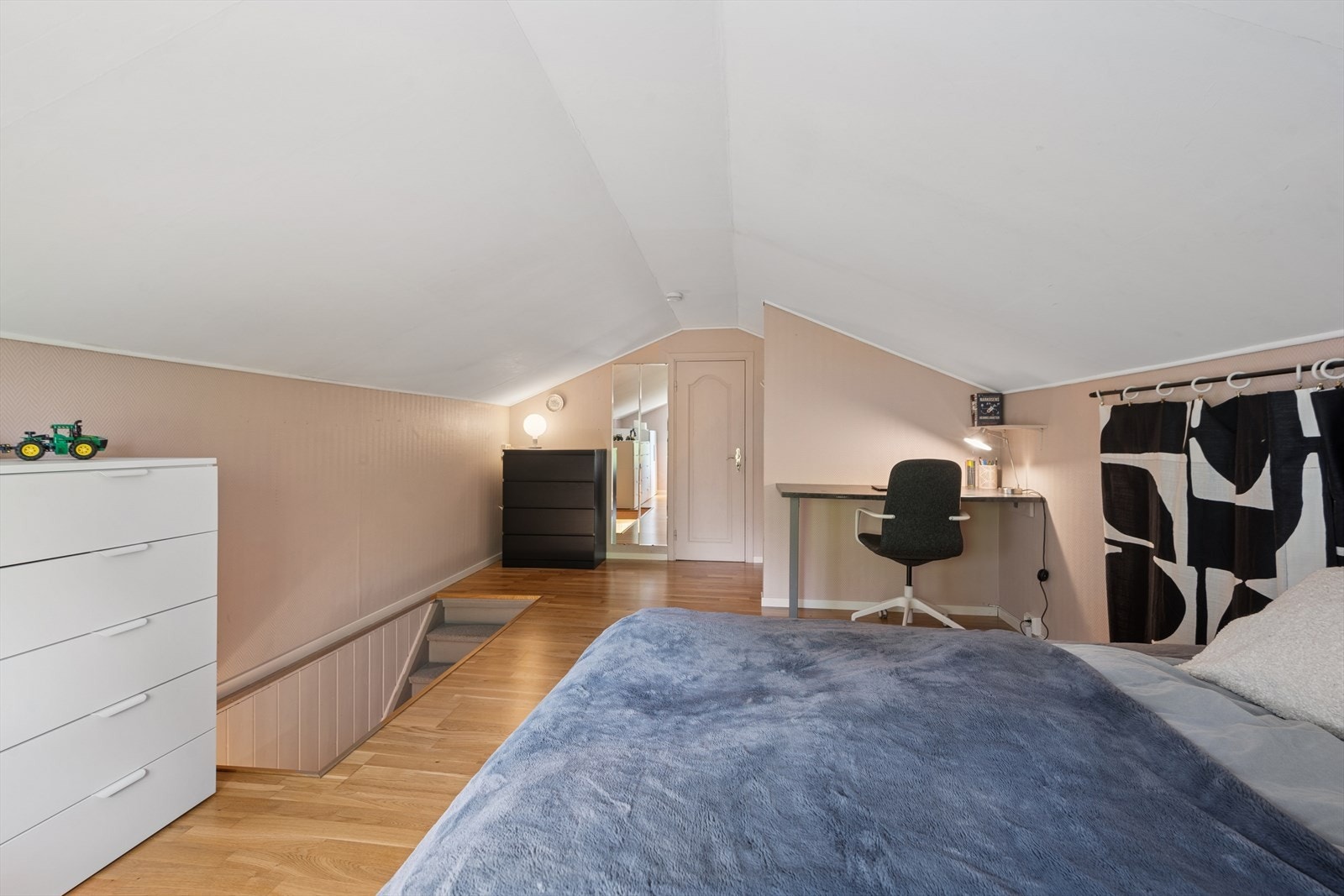 På loftet er det også lagringsplass i bod. Galleribilde