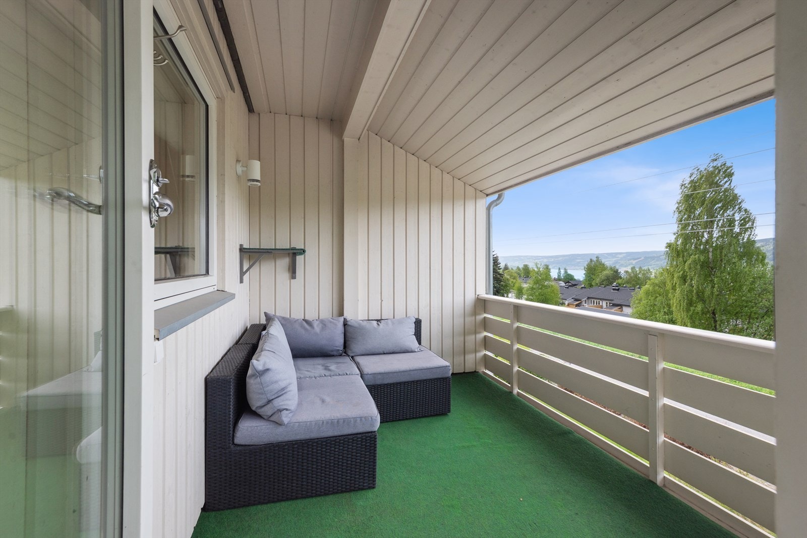 Overbygget veranda på 8 kvm hvor man kan nyte gode solforhold. Galleribilde