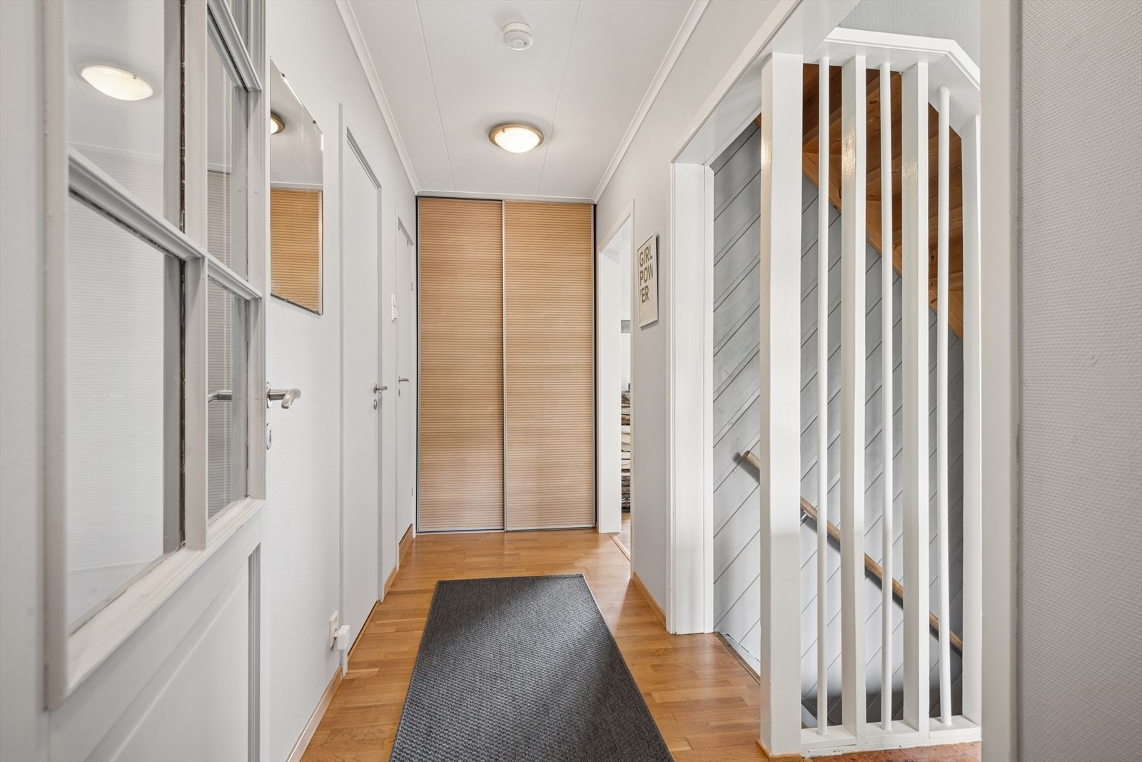 I enden av gangen er det oppbevaring i skyvedørsgarderobe. Galleribilde