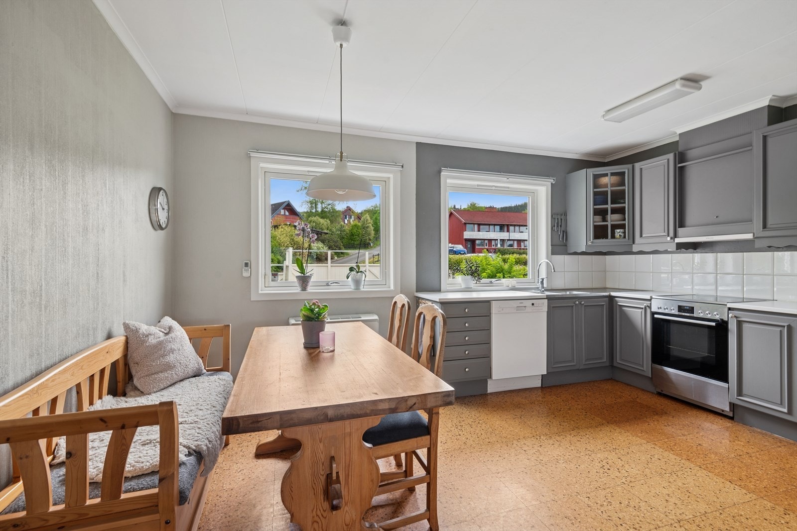 Kjøkkenet ligger i eget rom i tilknytning til stuen. Rommet er romslig og har god plass til spisebord. Galleribilde