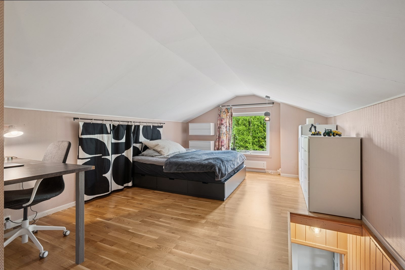 På loftet er det innredet til soverom. Dette rommet er ikke byggesøkt i kommunen. Galleribilde