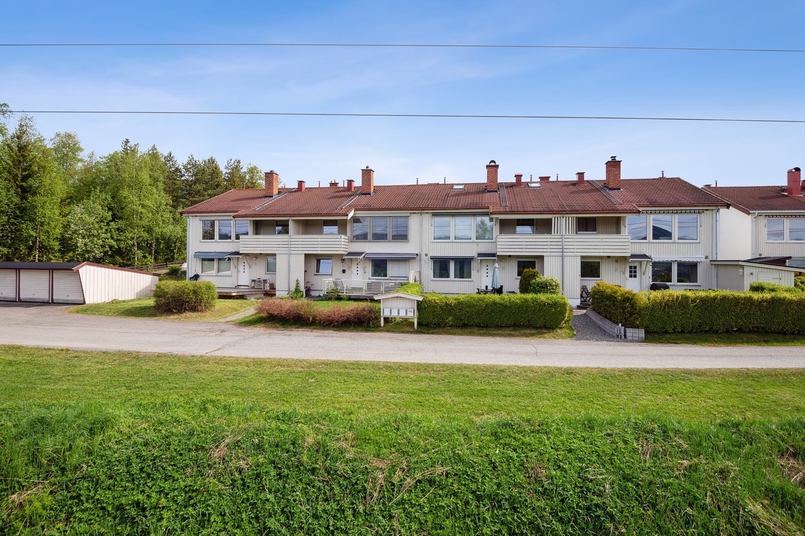 Rekkehusleiligheten ligger i et idyllisk og barnevennlig boligområde på Nordre Ål i Lillehammer kommune, ca. 1,7 km fra sentrum. Galleribilde