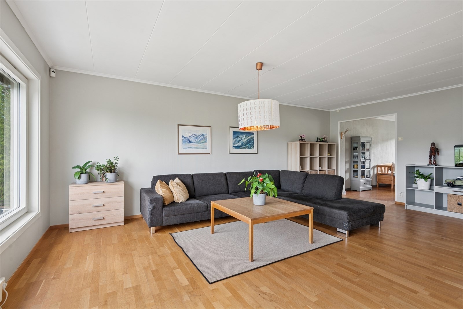 Stuen er møblerinsgvennlig med god plass til en sofagruppe, TV-møblement, spisestue og skap. Galleribilde