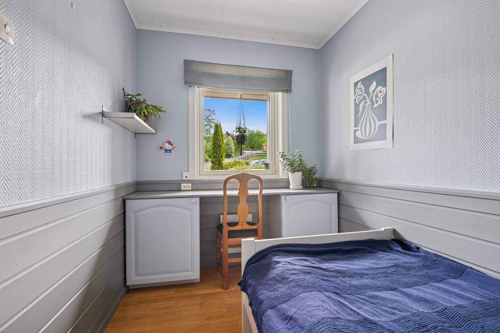 Det andre soverommet i hovedetasjen benyttes som kombinert soverom/kontor. Galleribilde