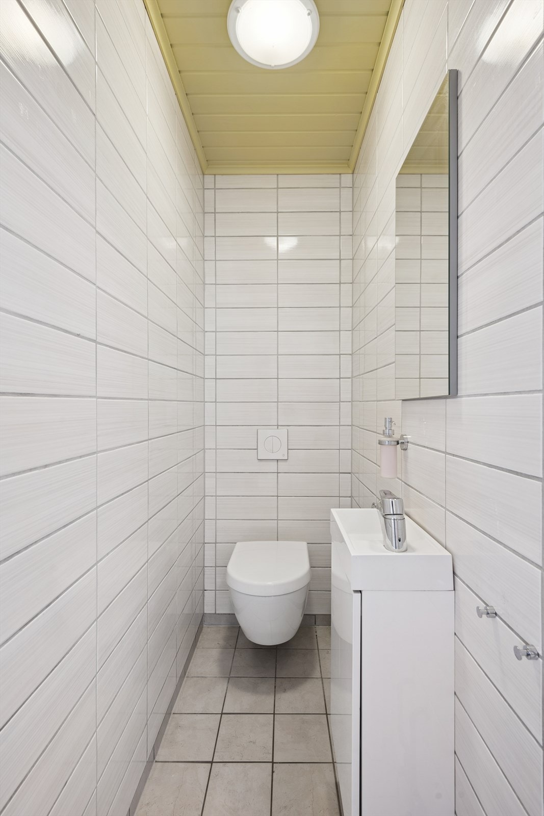 Siden av badet er det et separat toalettrom. Galleribilde