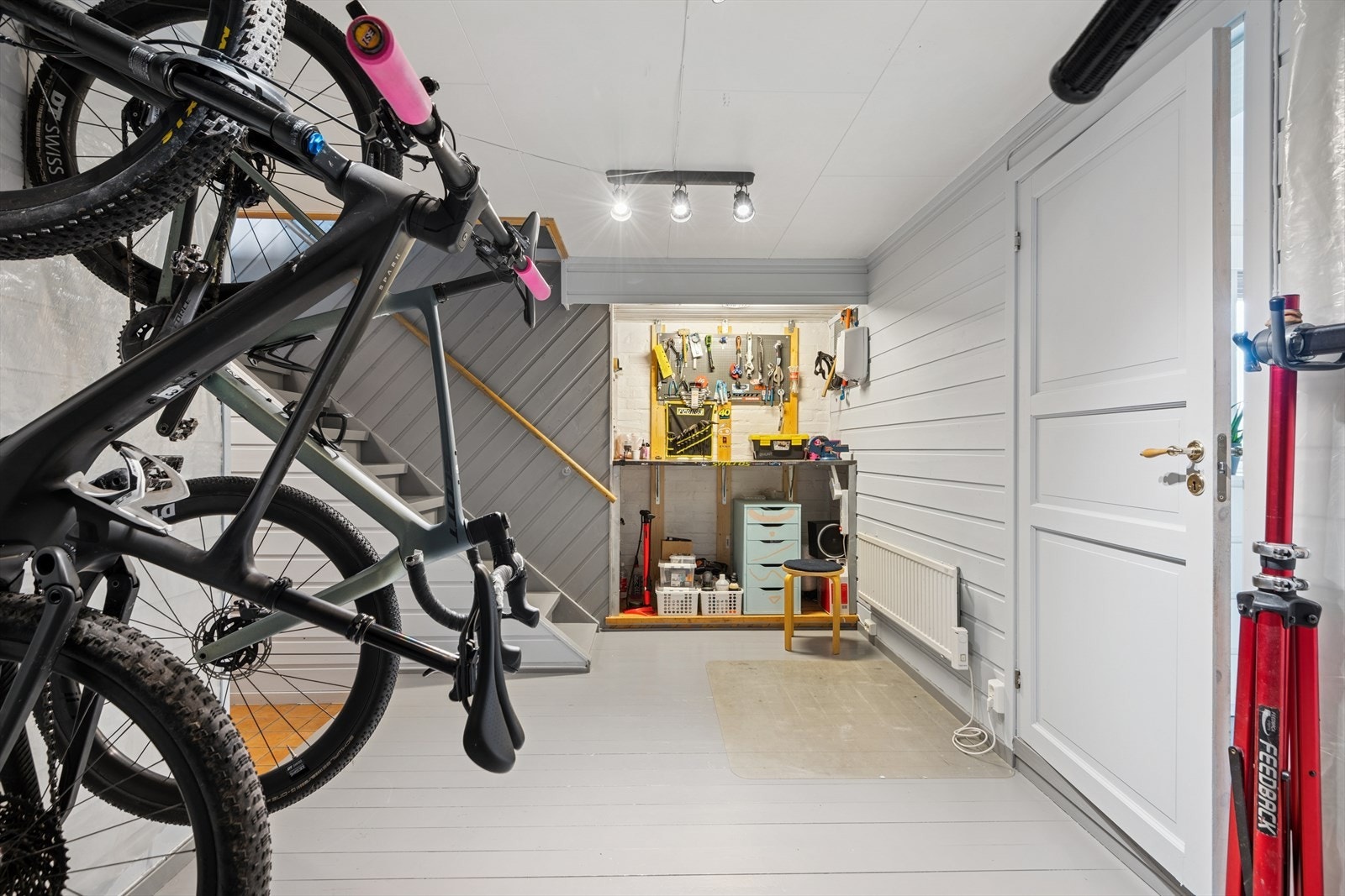 I kjelleretasjen er det også et rom som selger benytter til sykkeloppbevaring og sykkelverksted. Et ypperlig rom for oppbevaring av fritidsutstyr. Galleribilde