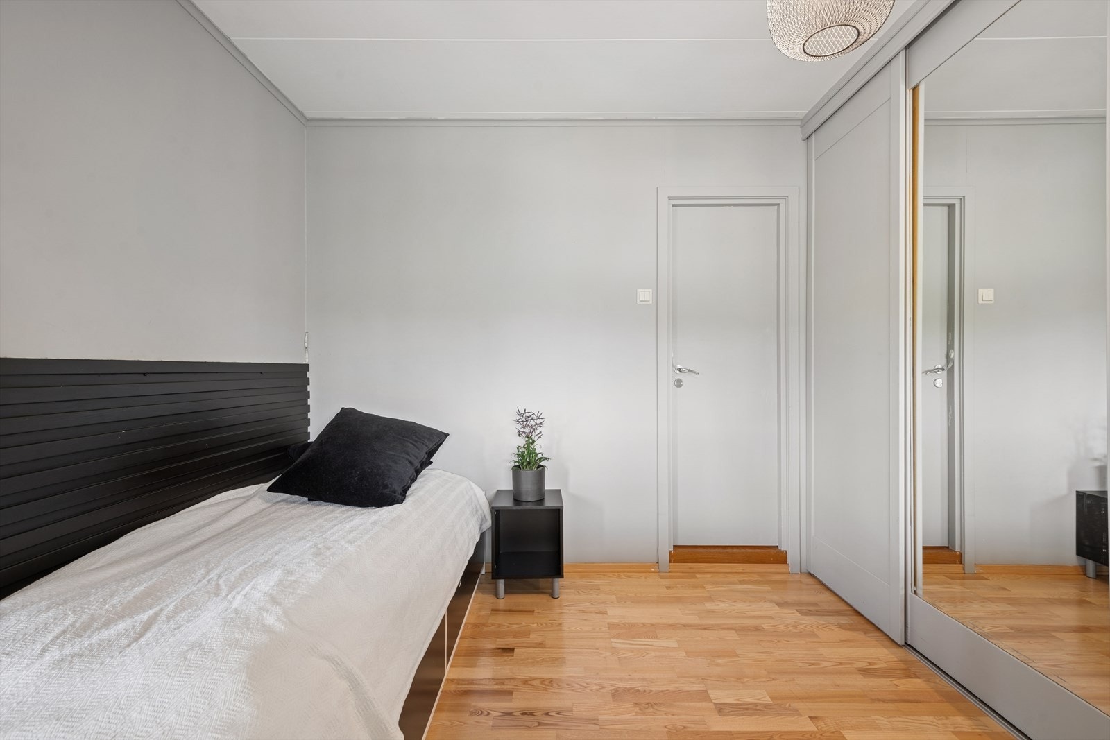 Dette rommet har god plass til oppbevaring av klær i skyvedørsgarderobe med speilfronter. Galleribilde