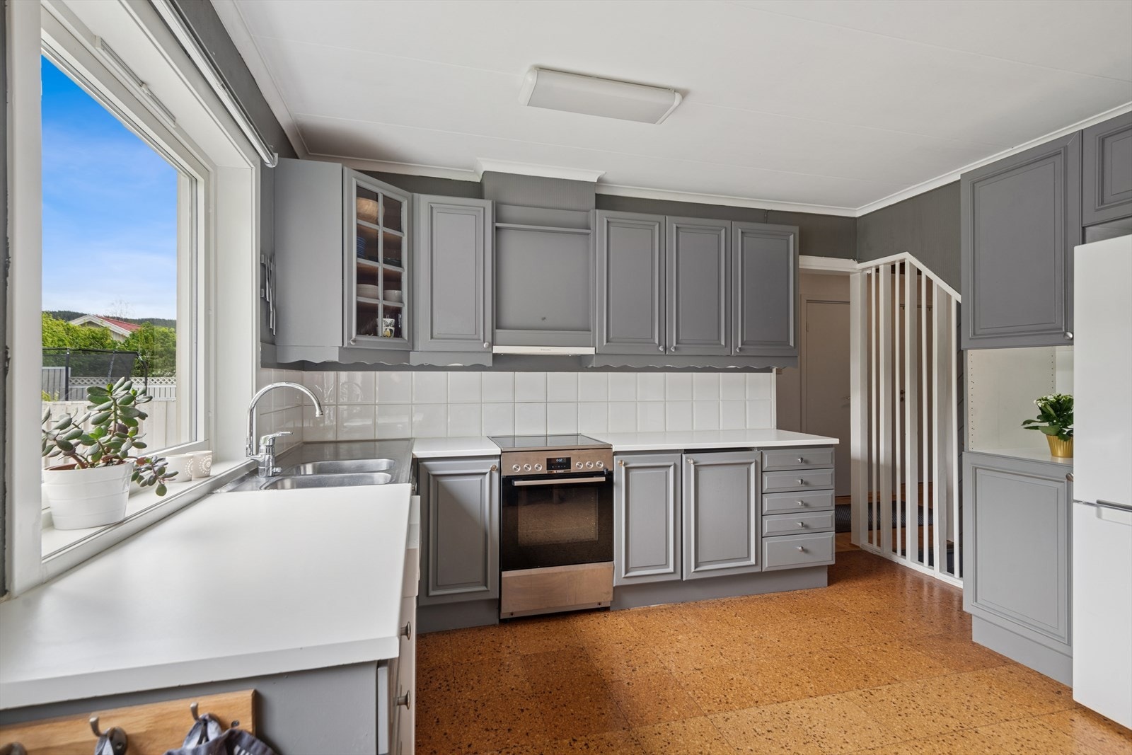 Det er svært godt med både skap og benkeplass. Galleribilde