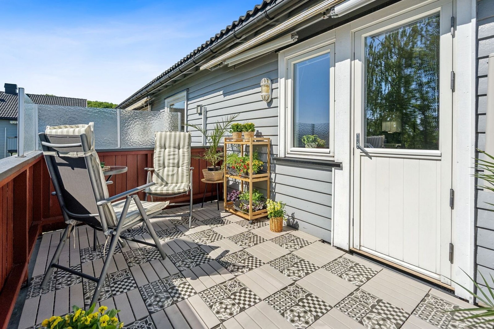 På den usjenerte balkongen på 9 kvm har man gode solforhold hele dagen! Galleribilde