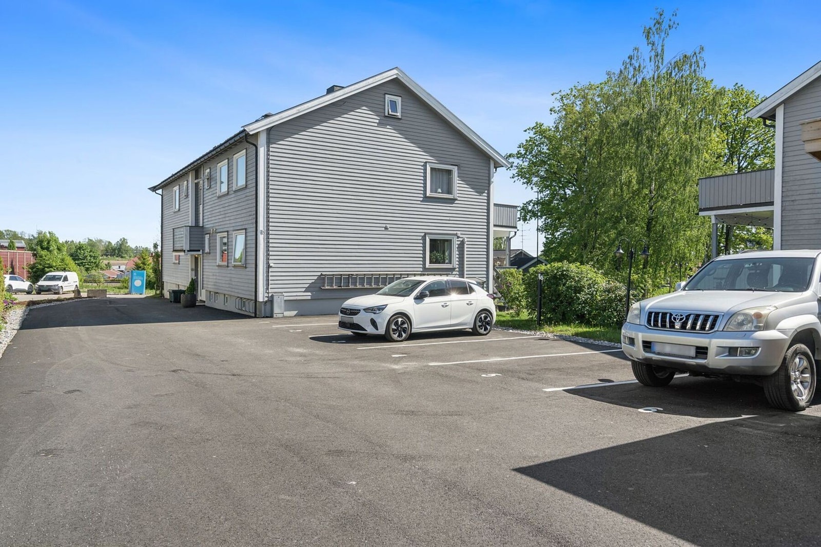 Egen biloppstillingsplass på en asfaltert parkeringsplass følger med leiligheten. Leiligheten har plass nr. 4. Galleribilde