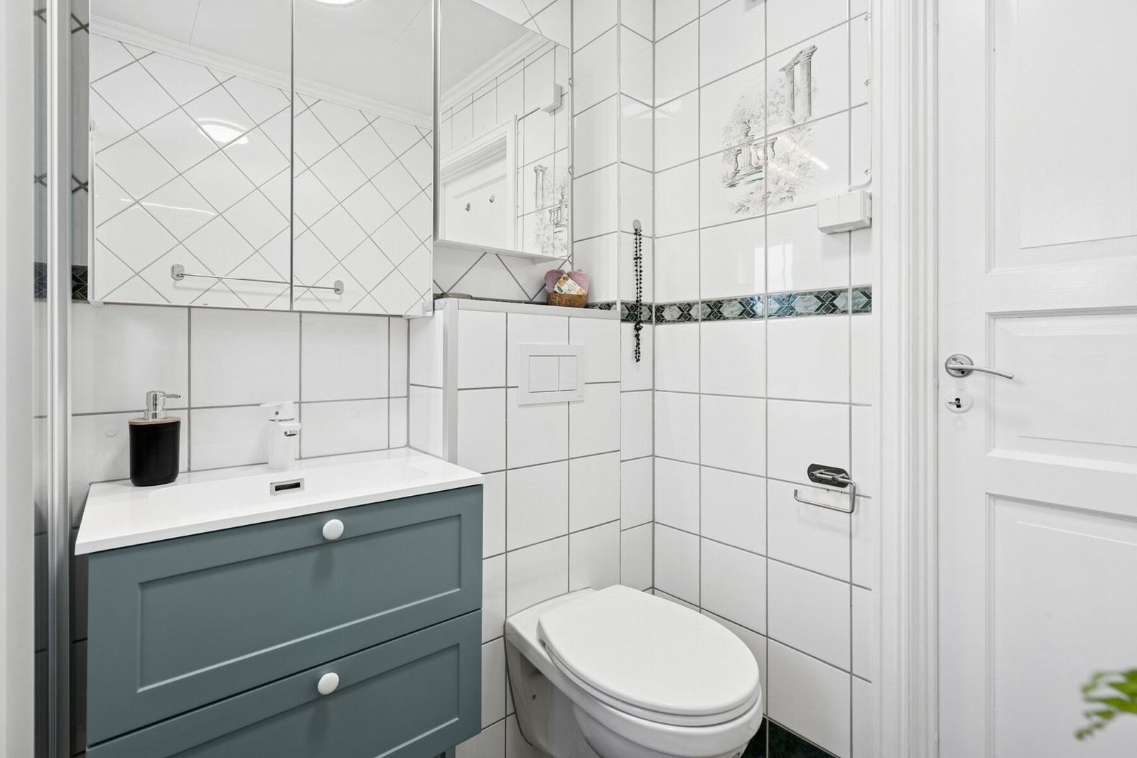 Samme året ble det montert ny innredning med nedfelt servant og et veggmontert toalett. Det er varme i gulvet. Galleribilde