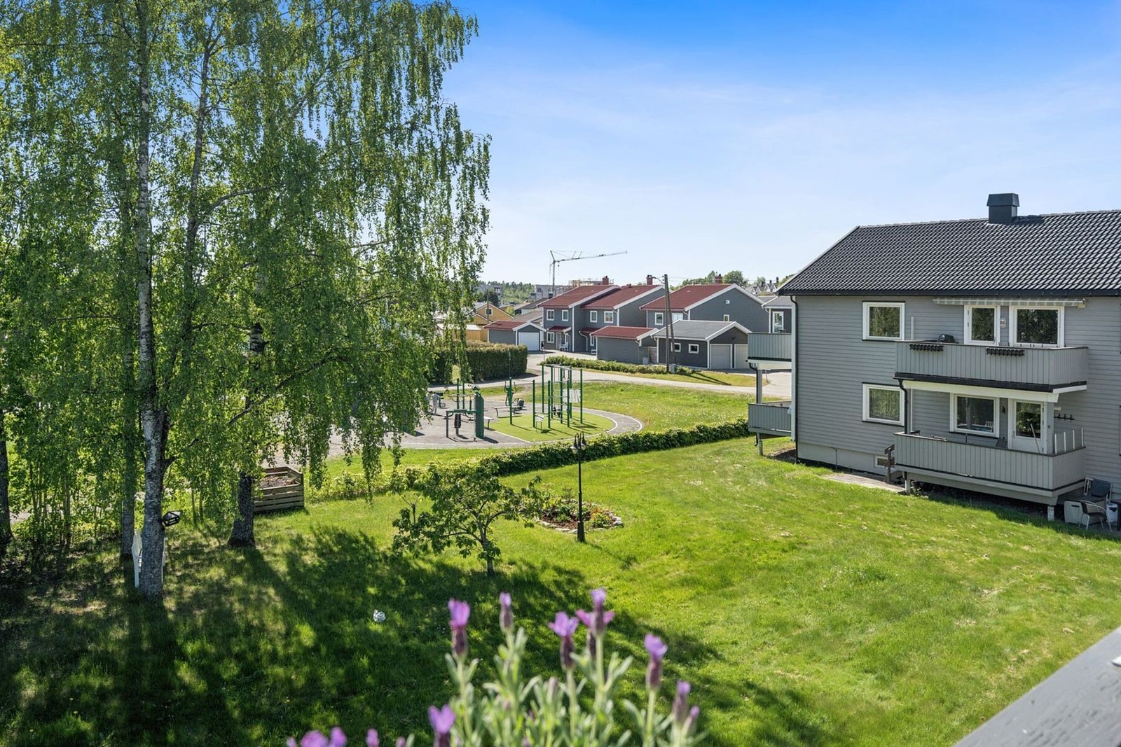 Her kan man nyte de rolige omgivelsene fra egen solrik balkong. Galleribilde