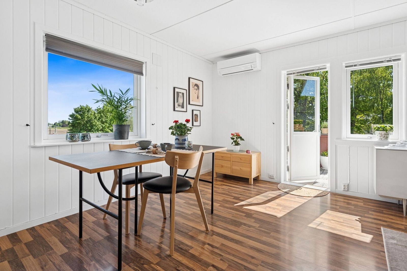 Spiseplassen ved vinduet er et trivelig sted å nyte både hverdagsmiddager og lange helgefrokoster. Store vinduer gir rikelig med naturlig lys og utsikt mot grønne omgivelser. Galleribilde
