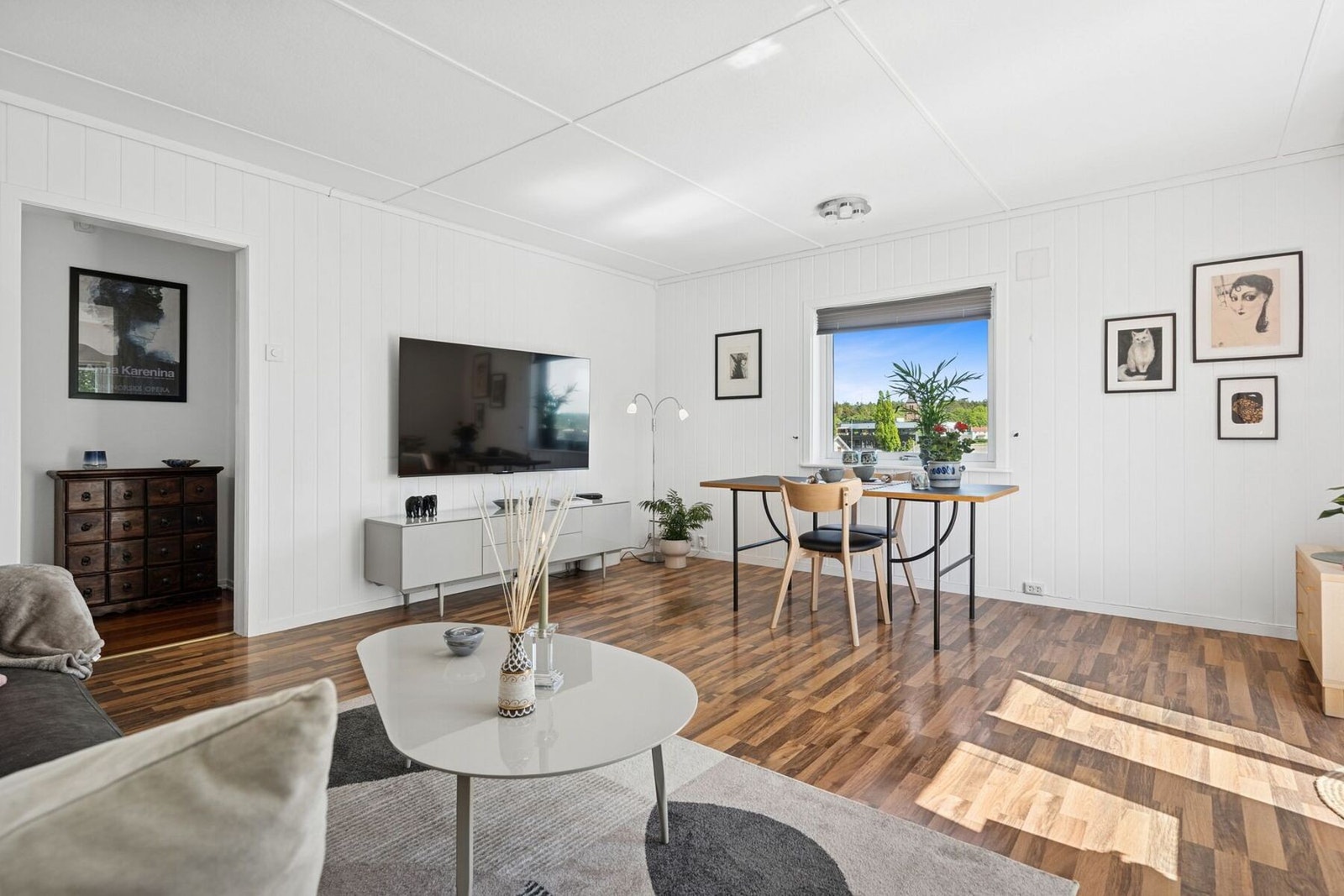 Lys og innbydende stue med god plass til både sofagruppe og et spisebord uten at det føles trangt. Galleribilde