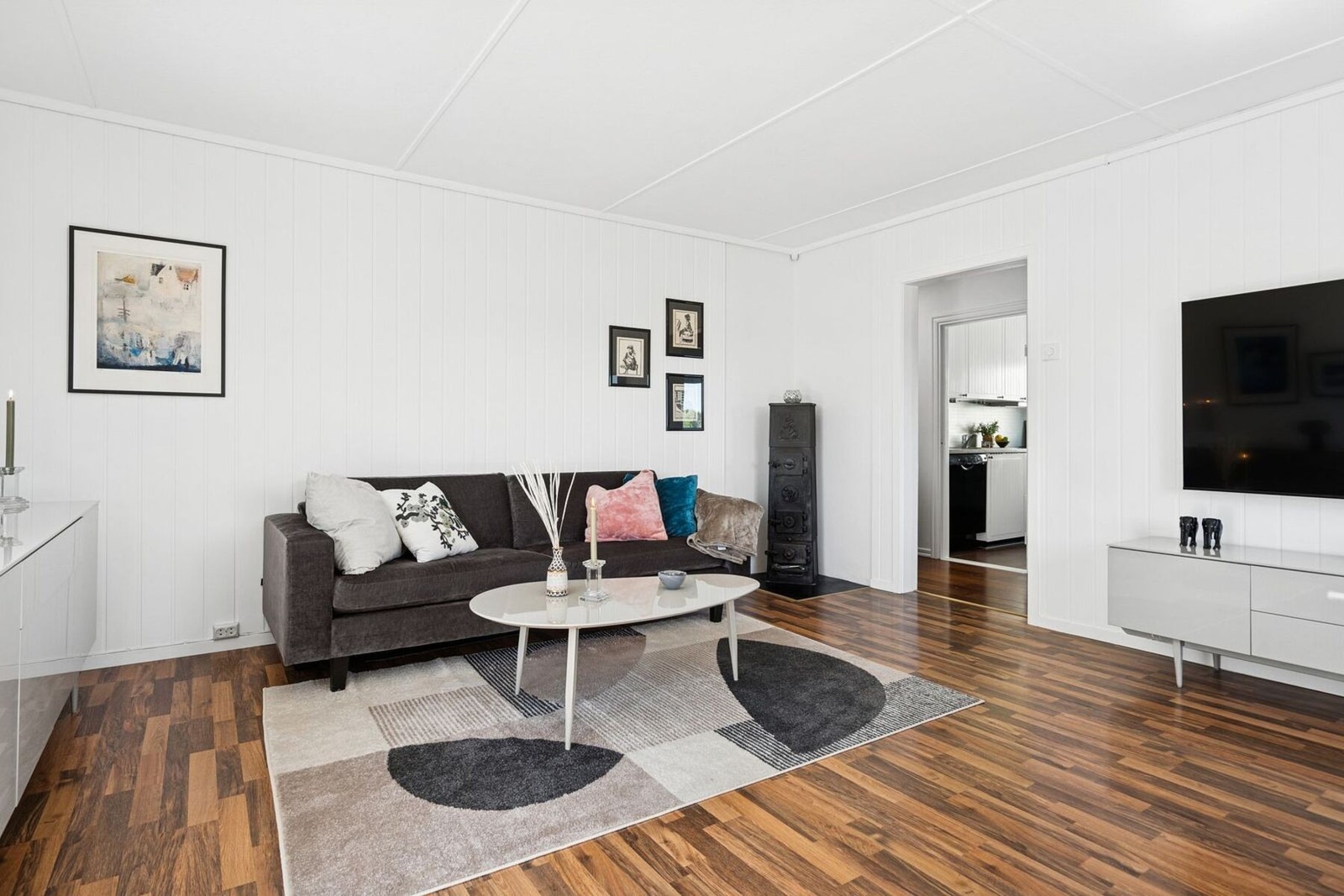 Den romslige stuen gir gode muligheter for møblering etter egen stil og behov. Itillegg til varmepumpen, er det også en vedovn i stuen. Galleribilde