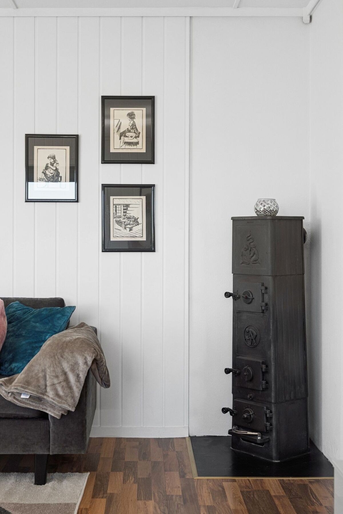 Den klassiske vedovnen tilfører både stil og varme til rommet. Galleribilde