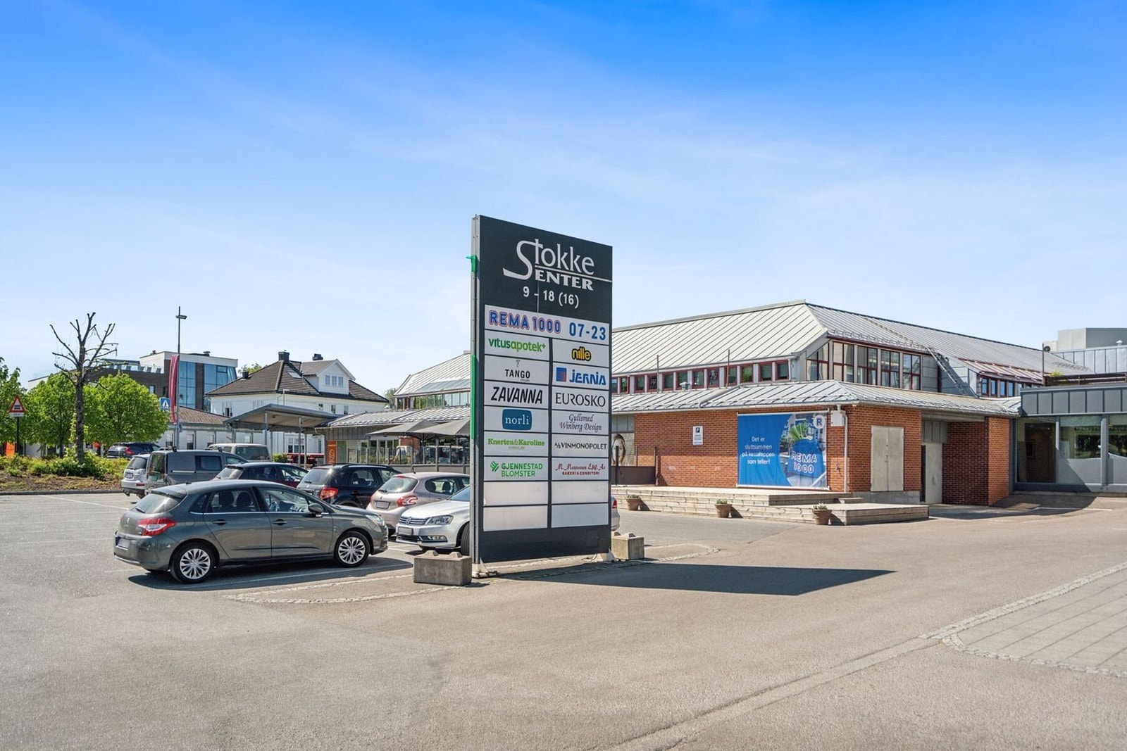 Stokke senter ligger kun få minutter gange fra leilighten og har flere butikker å by på, blant annet et apotek. Galleribilde