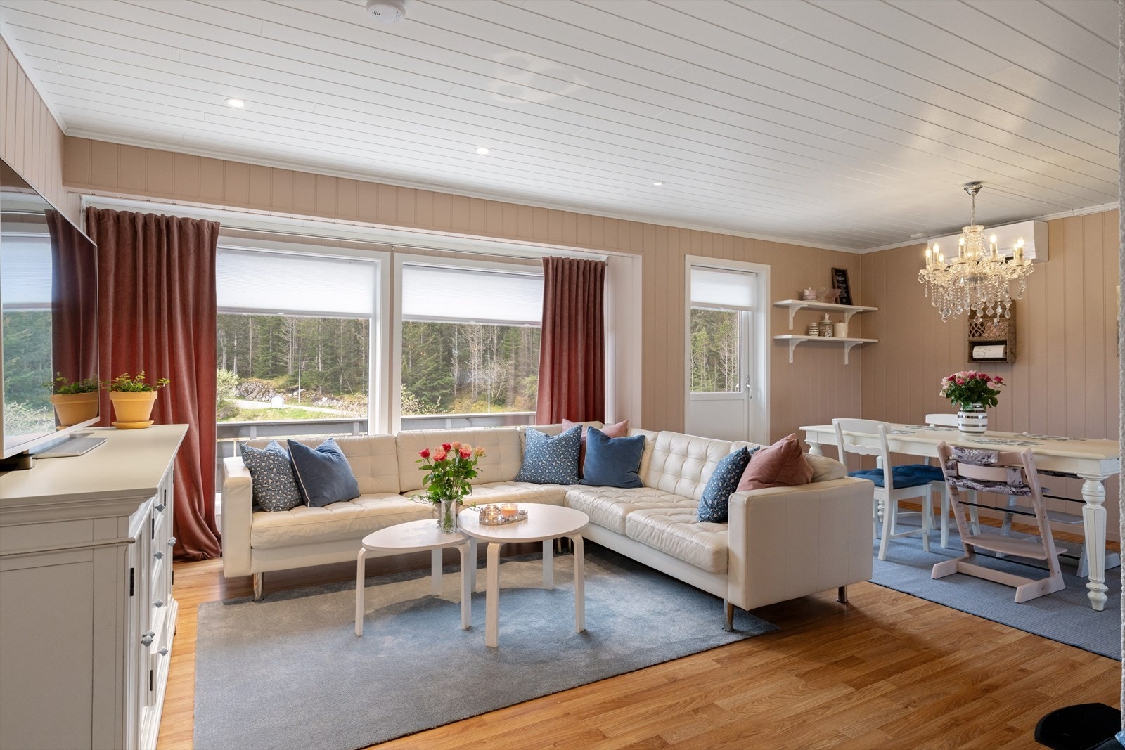 Åpen stue-kjøkkenløsning på til sammen 39 kvm Galleribilde