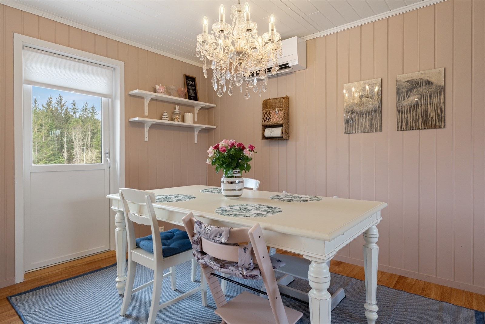 Spisegruppa ligger fint plassert mellom kjøkkenet og stua Galleribilde