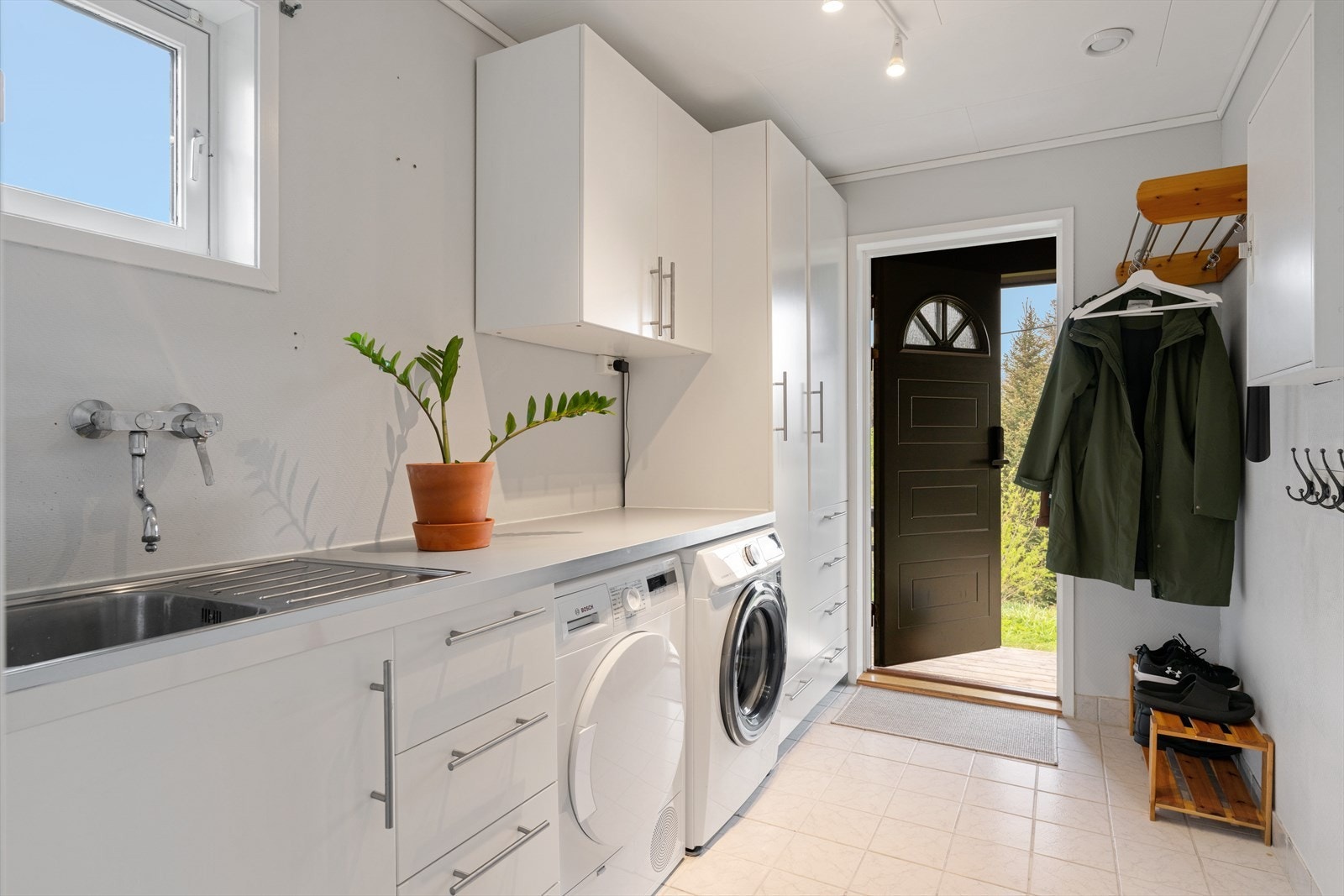 Boligen har eget vaskerom, en praktisk og funksjonell løsning for hverdagen Galleribilde