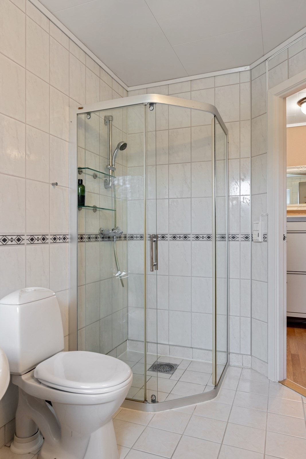 Lyst og flott flislagt bad Galleribilde