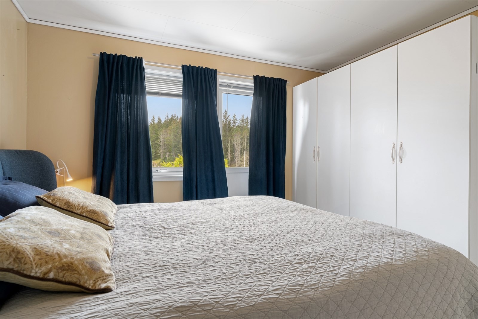 Soverommet er romslig med god plass til garderobeløsning Galleribilde