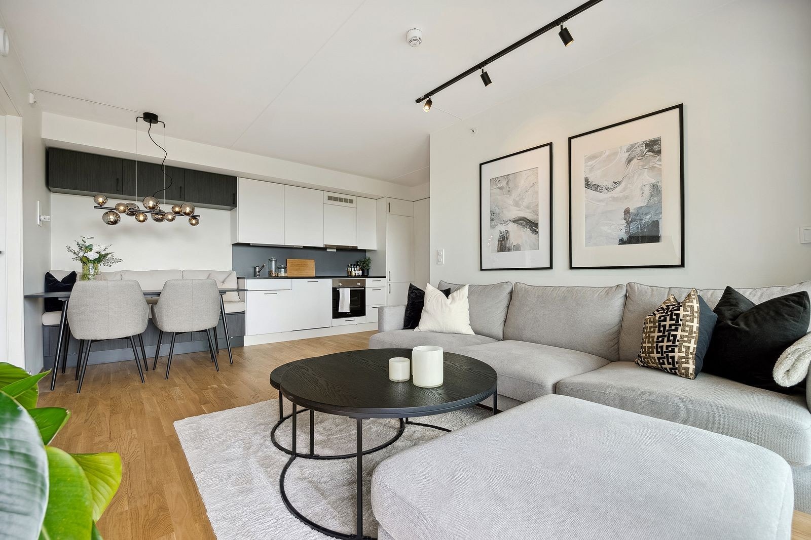 Leiligheten nyter et moderne preg med effektiv planløsning og tidsriktige fargevalg. Galleribilde