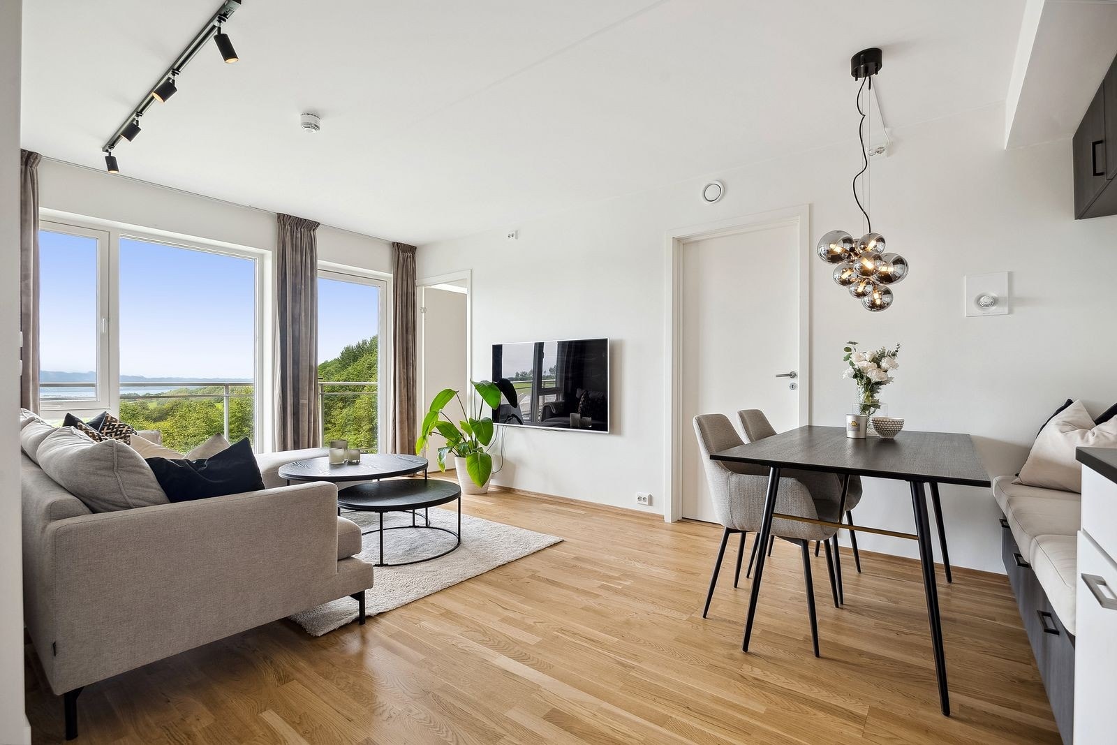 Åpen stue/kjøkken løsning med rause vindusflater som sørger for godt med naturlig lysinnslipp. Galleribilde