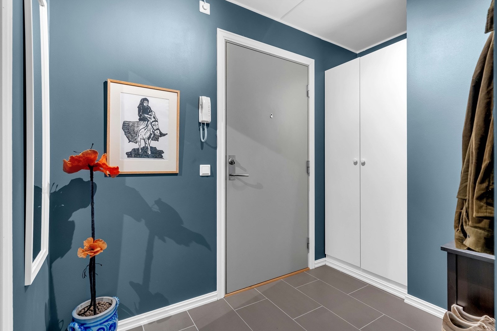 Entréen gir et godt førsteinntrykk med god plass til å henge fra seg yttertøy og sette fra seg sko. Dørcalling sørger for enkel adkomst for besøkende. Galleribilde