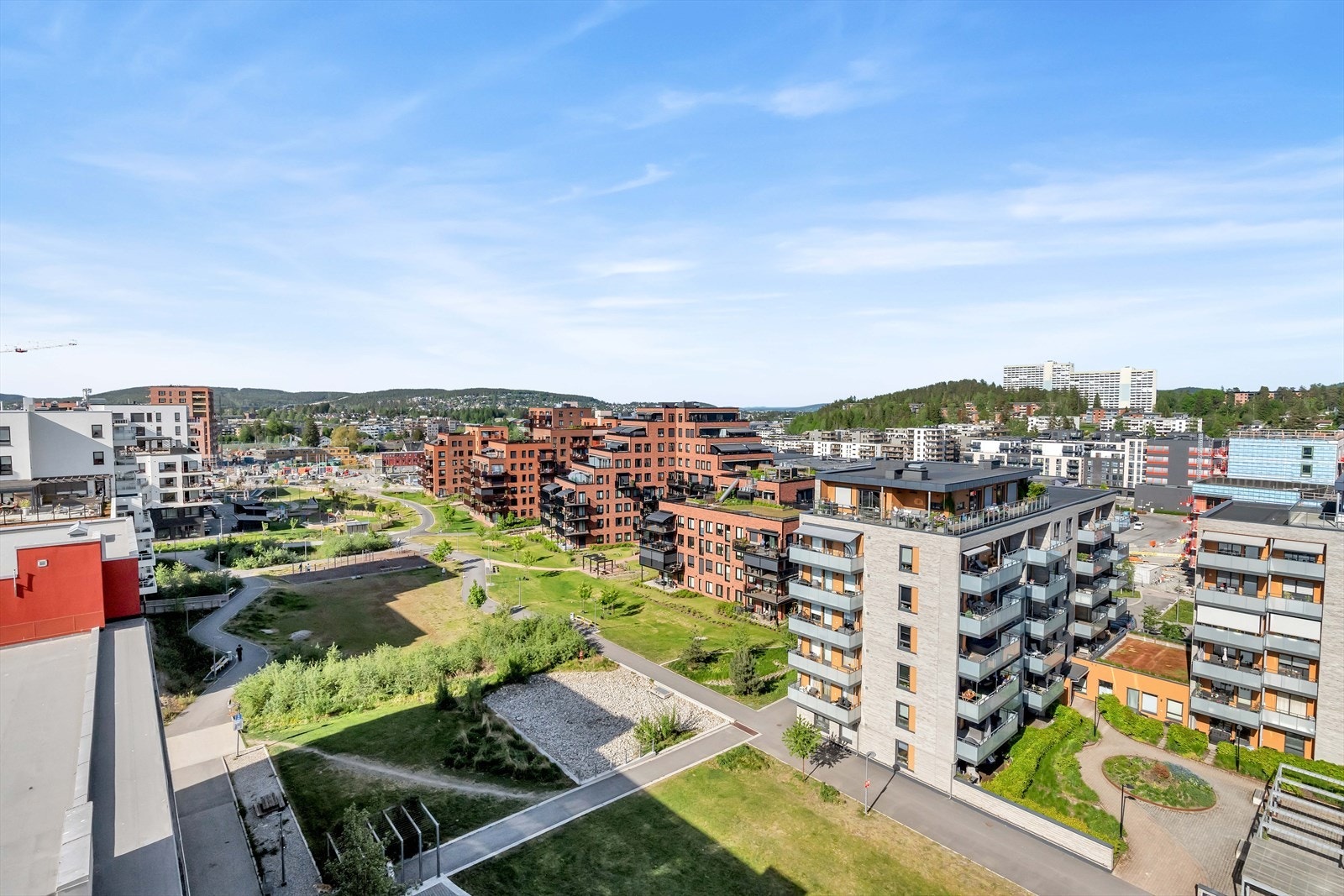 Eiendommen ligger i et sentralt og attraktivt boligområdet med umiddelbar nærhet til "alt" av fasiliteter. Blant annet kollektivt, kjøpesenter, skoler, barnehager, treningssentre og lignende. Galleribilde