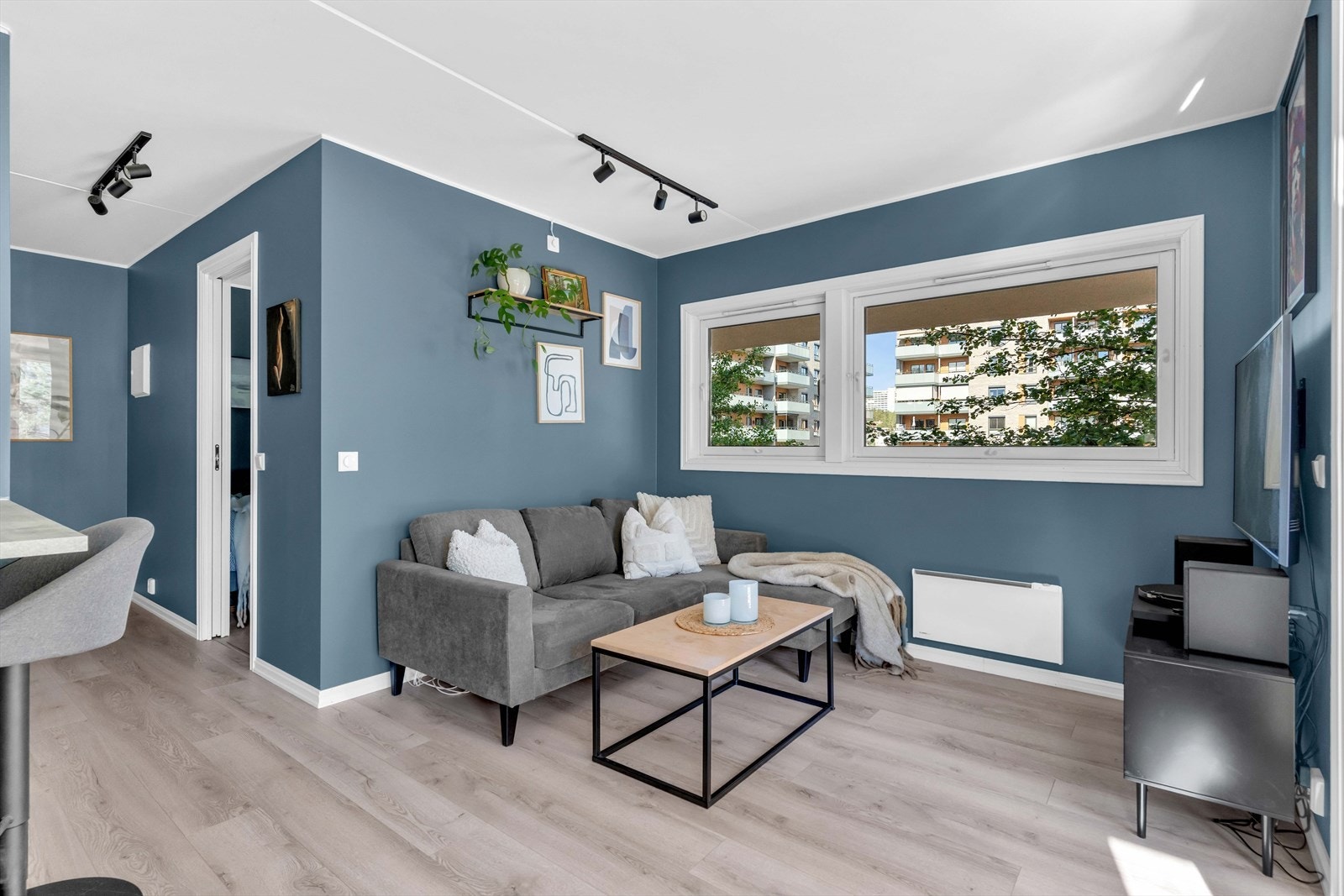 Her er det god plass til både sofagruppe, TV-møblement og eventuelt et mindre spisebord for hyggelige måltider. Galleribilde