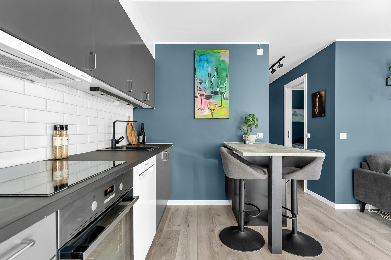Her finnes integrert induksjonstopp og komfyr. Det er frittstående kjøl-/fryseskap og oppvaskmaskin. Galleribilde