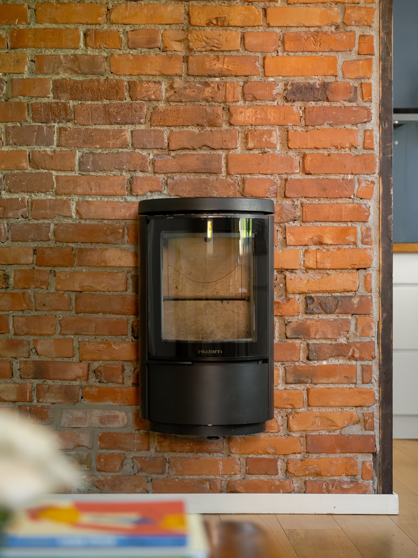 I 2015 ble det montert en veggehengt, rentbrennende vedovn av autorisert fagperson. Galleribilde