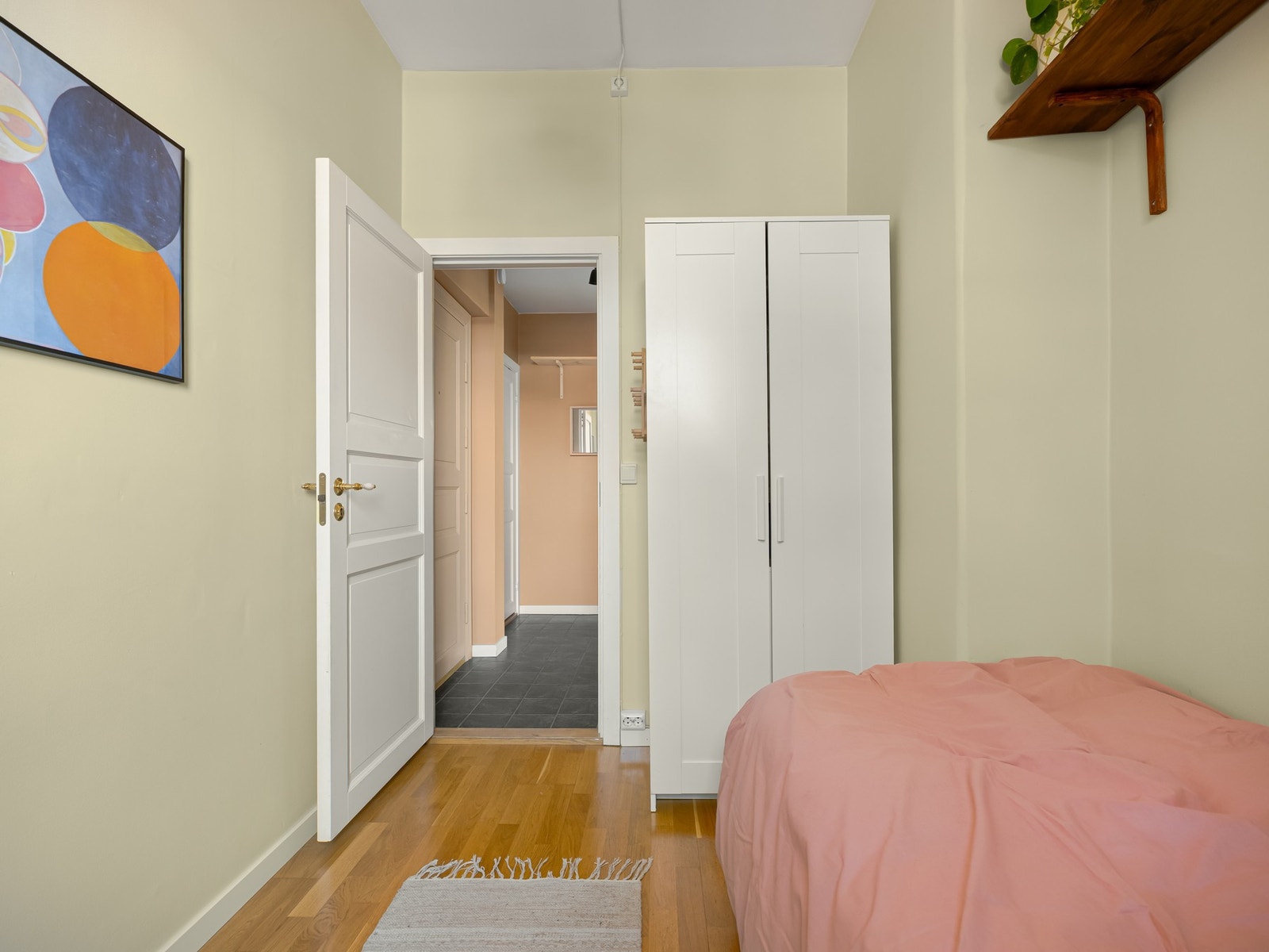 Garderobeskapet følger med i salget. Galleribilde